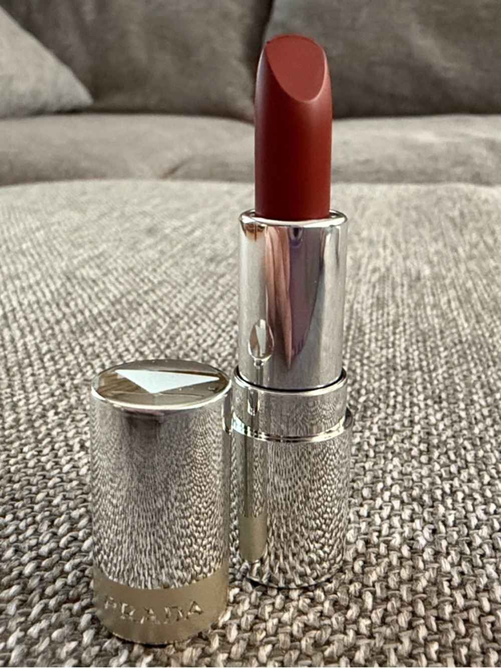 Prada Monochrome Durable
Weightless Lipcolor B03 Manogany Hyper Matte Mini 1.3g - Picture 4 of 10